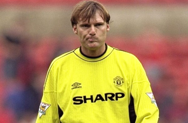 Mong tìm người kế nhiệm cho Peter Schmeichel, MU đã mua thủ môn Massimo Taibi từ Venezia với giá 4,5 triệu bảng. Nhưng thủ môn này mắc quá nhiều sai lầm khi đến MU nên đã bị thải hồi.