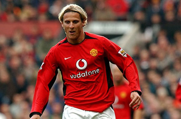 MU đã đưa cầu thủ người Uruguay Diego Forlan tới châu Âu từ CLB Independiente vào kì chuyển nhượng mùa đông 2002 với giá 6,9 triệu bảng, với kì vọng sẽ thay thế hệ vàng của MU. Nhưng Forlan đã không đáp ứng được sự kì vọng của BHL Quỷ đỏ.