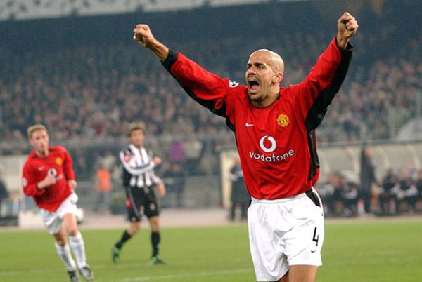 Hè 2001, MU quyết định bỏ ra một số tiền lớn để chiêu mộ Juan Sebastian Veron từ Lazio. Tiền đạo đang thời kì đỉnh cao này khi cập bến MU không để lại được nhiều ấn tượng trong khâu ghi bàn nên cũng ra đi sau 2 mùa giải và bến đỗ tiếp theo của anh là Chelsea.