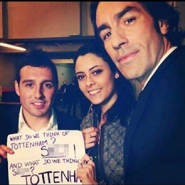 Sau trận đấu với Tottenham, Robert Pires và người đàn em là Santi Cazorla đã tự sướng với những dòng chữ tục để châm biếm các cầu thủ Tottenham. Sau đó, bức ảnh này lan truyền trên mạng xã hội, các CĐV Tottenham tỏ ra rất phẫn nộ và đòi công bằng.