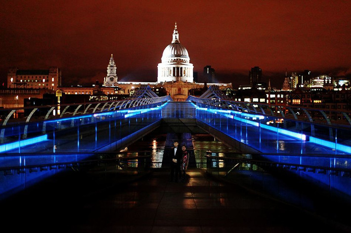 Jinna và "hình nhân" của người cha quá cố trước nhà thờ St Paul ở London.