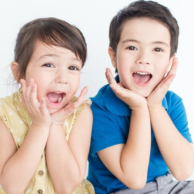 Với khuôn mặt sáng, đôi mắt to tròn long lanh, môi nhỏ chúm chím hồng đào, cả hai anh xem đã đốn gục trái tim của cư dân mạng.