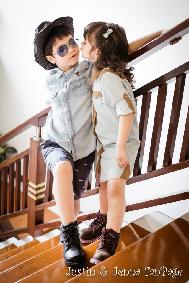 Cặp anh em rất thân thiết và tỏ ra cực ăn ý trong những buổi chụp hình.