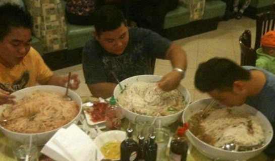 ... Thi xem ai có thể ăn hết bát phở khổng lồ như thế này.