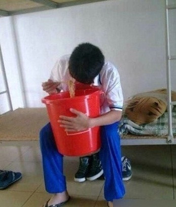 Ăn mỳ bằng xô thế này liệu có vệ sinh?