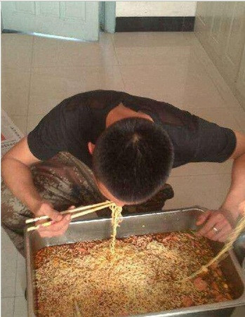 Không có chậu, úp mỳ cả vào khay cơ đại cũng được.