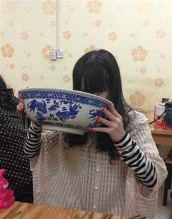 Cô gái này cũng húp nước phở một cách "duyên dáng" và phóng khoáng như đàn ông.