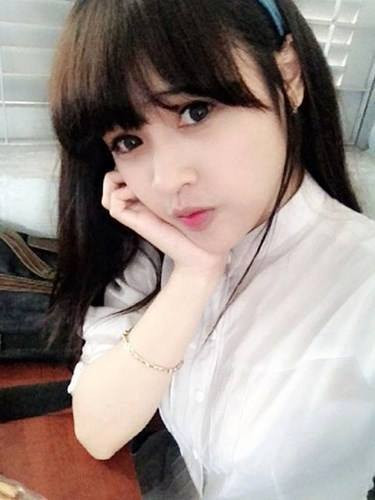 Hot girl mạng Pé Su tên thật là Hoàng Thị Mỹ Liên, hiện là học sinh trường THPT Gò Vấp, TP.HCM, cô gái có đến gần 400 nghìn người theo dõi trên mạng cũng chia sẻ kỷ niệm vui về ngày Cá tháng Tư.