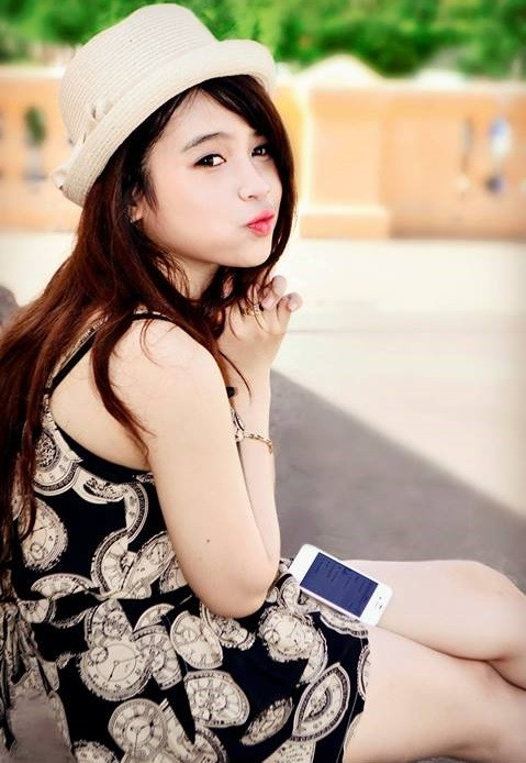 Mạnh dạn tỏ tình nhưng không may lại nhắm trúng ngày Cá tháng Tư nên cô bạn đã vô tình rơi vào tình cảnh mà ai cũng thấy... thương. Mỹ Liên chia sẻ: "Hồi học lớp 9 Liên có thích một cậu bạn cùng lớp, nhưng mình không dám nói cho cậu ấy biết. May quá vừa đến ngày Cá tháng Tư, Liên quyết định tỏ tình. Bữa đó lên lớp, mình nói nhỏ là mình thích bạn ấy và bạn ấy cũng nói rằng có tình cảm với mình... khiến mình bất ngờ và vui quá!".