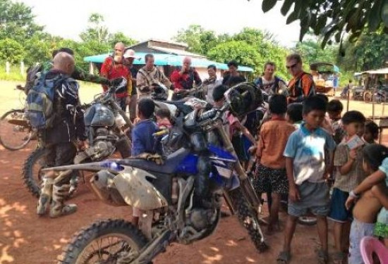 Không chỉ khung cảnh thiên nhiên đẹp mà đoàn “cào cào” còn đắm chìm trong những dấu tích lịch sử nghìn năm, cũng như khám phá văn hóa lâu đời và con người thân thiện của xứ chùa Tháp.