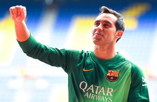Claudio Bravo (Barcelona): Với sự sa sút phong độ của Valdes và non nớt của Pinto buộc gã khổng lồ xứ Catalan phải tung tiền để mua thủ môn có chất lượng và người được gửi vàng đó là Bravo. Cũng là thủ môn nổi nhờ sự thể hiện ở World Cup vừa qua, Bravo được cho là sẽ xứng đáng với những gì CĐV của Barca kì vọng.