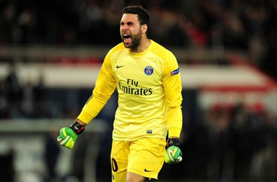 Salvatore Sirigu (Paris Saint Germain): Dù chỉ là thủ môn số 2 của ĐT Italy nhưng Sirigu lại là một phần không thể thiếu để đưa PSG lên ngôi vương của Ligue 1 mùa vừa qua. Sự ổn định cùng những pha ra vào hợp lý đã tạo nên một Sirigu vững vàng.