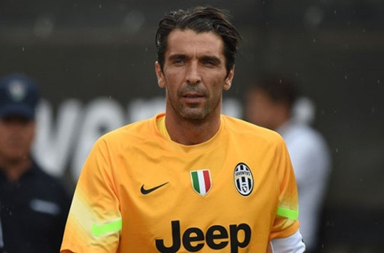 Gianluigi Buffon (Juventus): Là linh hồn là máu thịt của ĐT Italy cũng như Juve, Buffon luôn là lựa chọn số 1 trong khung gỗ. Bằng kinh nghiệm lẫn tài năng, Buffon được trao danh hiệu bàn tay nhựa.