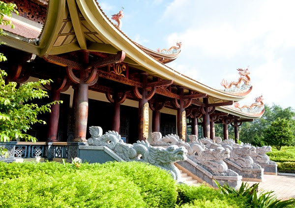 Ngoài thăm địa đạo ngầm, nếu đến Củ Chi mà không tới thăm đền Bến Được thì quả thật là thiếu sót. Đền Bến Được được dựng lên để tưởng nhớ công lao to lớn của đồng bào và chiến sĩ đã đổ xương máu trên vùng đất Sài Gòn - Chợ Lớn - Gia Định trong hai cuộc kháng chiến giành độc lập của dân tộc. Tại đây, bạn có thể tự tay thắp nén hương lòng thành để tưởng nhớ những người con anh hùng của dân tộc đã ngã xuống trên mảnh đất Củ Chi.