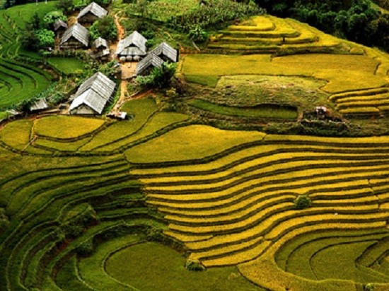 Ngoài tham quan những di tích trong thành phố, bạn trẻ còn có thể đi thăm quan Hồ Pa Khoang, căn cứ Mường Phăng là nơi đặt Tổng hành dinh của bộ đội ta trong chiến dịch Điện Biên Phủ.
