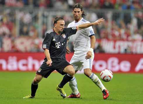 Frank Ribery (1m70): Cũng là một cầu thủ khiêm tốn về chiều cao nhưng trời lại phú cho Ribery có một đôi chân tốc độ. Nếu nhìn vào từng bước chạy của cầu thủ người Pháp này ta thấy tốc độ của anh chẳng thua kém gì những cầu thủ chân dài. Ảnh: Ronaldo7.net.