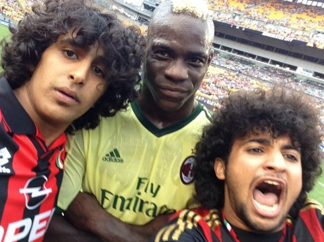 Trong trận thua tan nát 1-5 của AC Milan tại trận giao hữu đầu mùa giải với Man City, Balotelli khi đó đang thi đấu cho AC Milan vẫn vui vẻ chụp ảnh tự sướng với các Milanista.