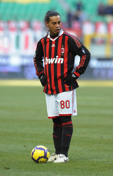 Ronaldinho (Brazil) từ 10 sang 80: Khi chuyển sang thi đấu cho AC Milan từ Barca, Ronaldinho đã phải năn nỉ C.Seedorf nhường lại số 10 cho mình nhưng Seedorf nhất quyết không đổi nên Rô "vẩu" phải chọn số 80 là năm sinh của mình.
