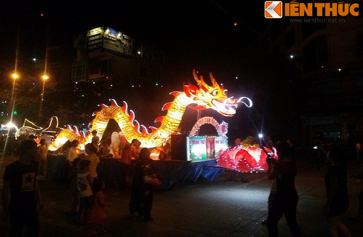 Các bạn trẻ, du khách từ khắp nơi đến Tuyên Quang đều không khỏi ngỡ ngàng trước không khí ấn tượng, vô cùng hoành tráng lễ hội. Có hơn 80 mô hình đến từ khắp các nơi.