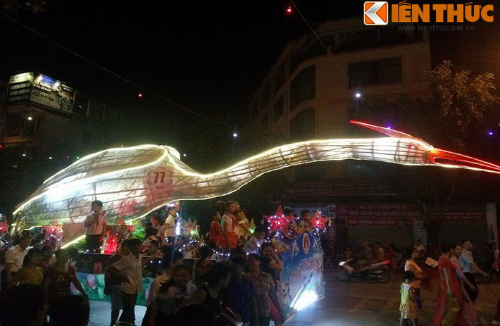 Các em nhỏ ở ngồi trên những chiếc"siêu xe" chở các mô hình, người lớn và du khách có thể theo xe đẩy hòa chung vào với dòng người nơi đây, một trải nghiệm hết sức thú vị cho bất kỳ ai đặt chân đến.