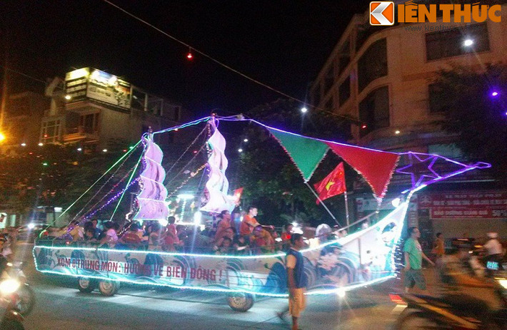 Trung Thu ở đây diễn ra trong không khí sôi nổi, hào hứng, khắp thành phố như đêm hội hòa trong tiếng cười, tiếng nhạc, tiếng trẻ con ríu rít.
