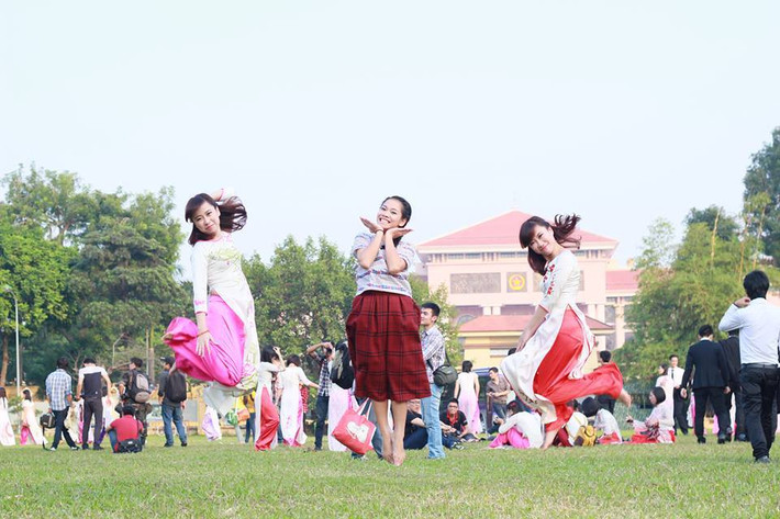 Tinh nghịch cùng tà áo dài.