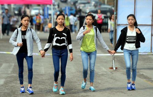 Hình ảnh 4 chị em dắt tay nhau đi đăng ký nhập học thu hút sự chú ý của mọi người.