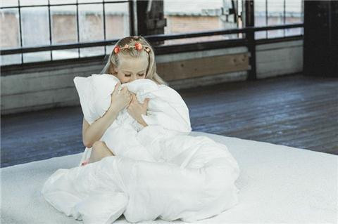 "Cô ấy vẫn xinh đẹp tinh khôi như ngày nào, Sidsel vẫn luôn là thiên thần Đan Mạch", "Thấy chưa? Cô ấy chỉ cần trang điểm một chút là sẽ trở thành một nữ thần trẻ tuổi và xinh đẹp!", "Thiên thần đã quay trở lại rồi, tôi không thể rời mắt khỏi cô ấy", những bình luận ngợi khen vẻ đẹp trong sáng, thánh thiện của "Thiên thần Đan Mạch".