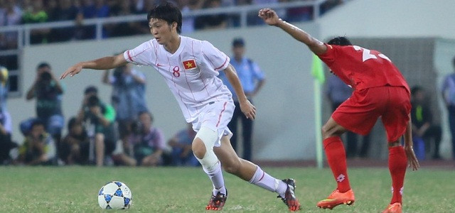 Cùng với Công Phượng, Tuấn Anh cũng là cái tên được báo chí nước ngoài nhắc tới thời gian gần đây. Với khả năng điều tiết trận đấu tuyệt vời và nhãn quan chiến thuật sắc bén, Tuấn Anh đã ghi điểm trong mắt không chỉ có báo giới mà còn cả trong mắt các HLV trong đó có HLV Wenger của Arsenal và HLV Masakazu Suzuki. Ảnh: Bongda.com.