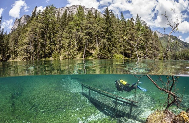Hồ Green Lake (Áo), được coi là một trong những hiện tượng tự nhiên kì thú. Trong những tháng mùa đông, nơi này gần như khô ráo và là một công viên như bao công viên cạn khác. Nhưng đến mùa hè, nhiệt độ tăng làm băng tan và biến công viên này chìm trong biển nước. Mực nước sâu từ 1-2m, có chỗ sâu đến 10m.
