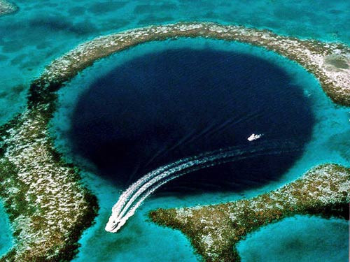 Hố xanh khổng lồ Belize là lỗ tròn màu xanh nằm dưới đại dương có đường kính 305m và sâu 123m. Nó được hình thành từ một hang đá vôi thời kì băng hà.