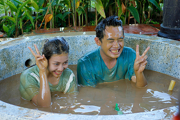 Phở Đặc Biệt bị Khả Ngân "hại" khi dính đầy bùn lên mặt.