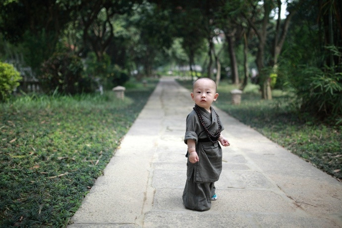 Một nhóm bạn trẻ khi đi tham quan một ngôi chùa tại Phúc Châu, Trung Quốc đã phát hiện ra một tiểu hòa thượng siêu đáng yêu, và theo chân cậu bé thực hiện một bộ ảnh. Sau khi bộ ảnh được đăng tải, đã thu hút một lượng lớn sự quan tâm từ cộng đồng mạng.