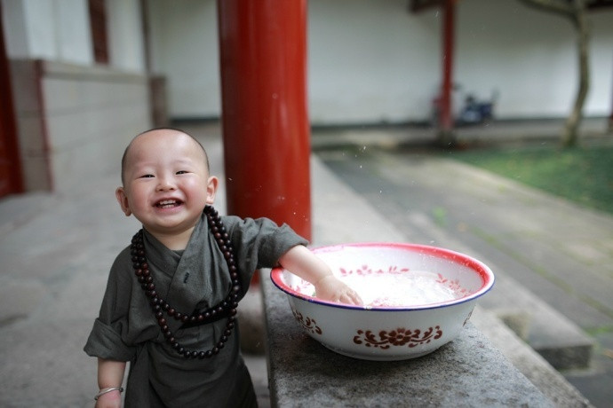 Cười hạnh phúc khi được nghịch nước giống như bất cứ đứa trẻ nào.