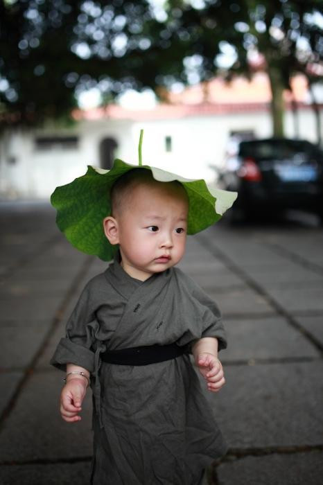 Thứ Hai có luôn mặt bầu bĩnh, làn da mịn của trẻ con, đôi mắt đen láy và khoác lên mình bộ đồ thầy tu. Cậu nhóc đã đốn gục trái tim của cư dân mạng bởi sự trong sáng, ngộ nghĩnh của mình.
