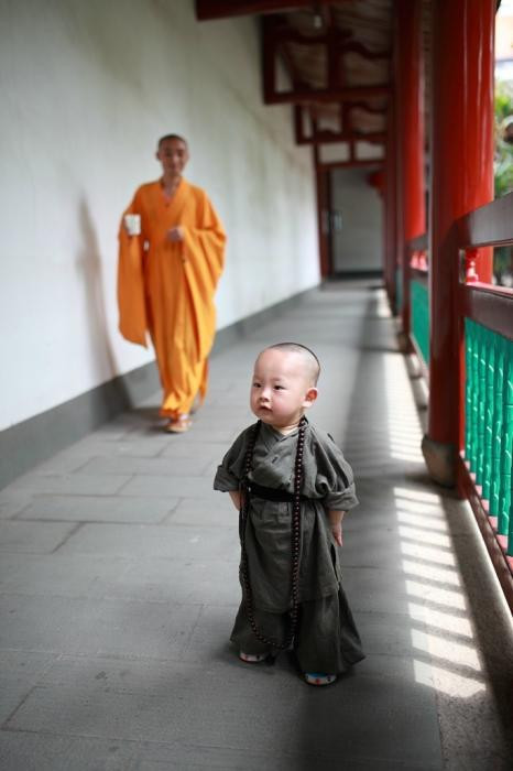 Đeo thêm vòng dây tràng hạt dài gần bằng chiều cao của mình.
