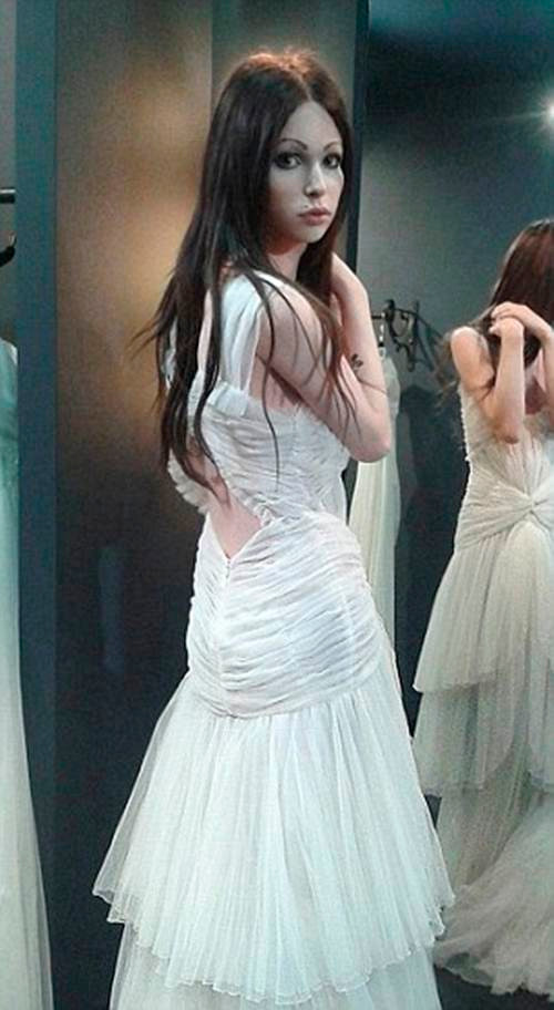 Alina đang mặc trang phục cô dâu mà cả hai người đã chọn.