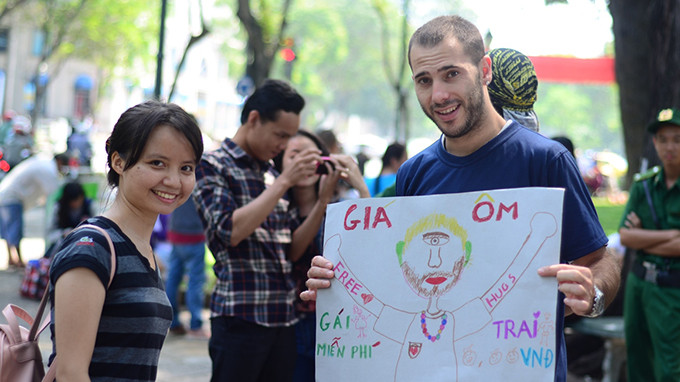 Từ cụ già, em nhỏ, từ những người làm việc văn phòng đến những cô chú bán vé số, giữ xe, bảo vệ lẫn du khách nước ngoài… ai ai cũng nhận được những cái ôm thân tình từ những người trẻ muốn gửi gắm thông điệp yêu thương, thân thiện giữa mọi người với nhau.