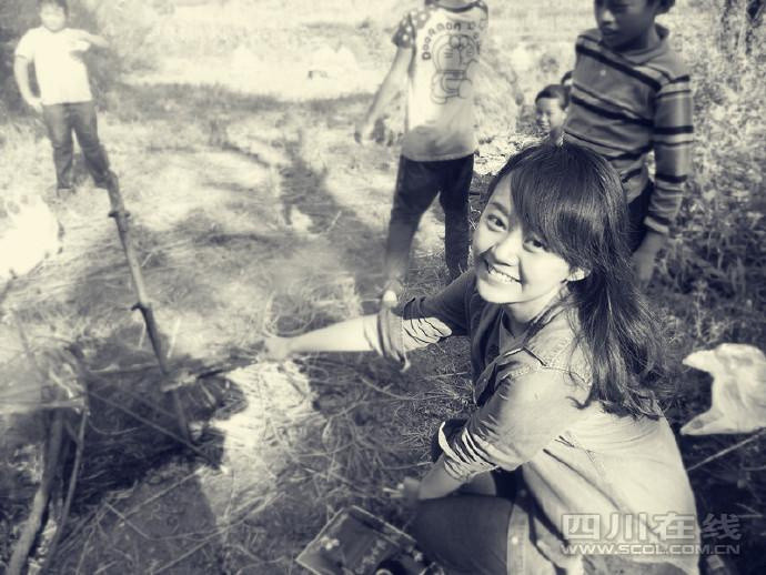 "Cô ấy trông thật hạnh phúc và rạng rỡ khi chơi đùa cùng lũ trẻ, chắc chắn cô ấy đã cảm thấy quyết định của mình là đúng", "Một gương mặt đẹp, một tâm hồn đẹp, một hành động đẹp. Nữ thạc sĩ này chính là tấm gương để các sinh viên khác học tập"..., những lời khen ngợi của cư dân mạng dành cho cô giáo trẻ.