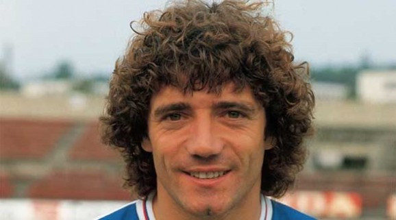 Khi còn thi đấu Kevin Keegan được gọi là cầu thủ có có mái đầu như chậu cây dương xỉ.