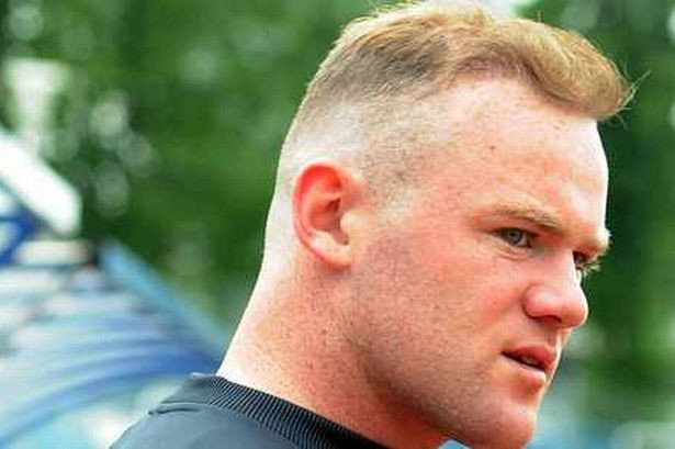 Rooney rất bực mình vì bị gọi là "chàng hói" nên đã quyết định bỏ số tiền lớn để đầu tư lại hình ảnh của mình. Nhưng kể cả khi đã "trùng tu" lại nhan sắc nhưng R10 cũng không thoát được bộ tóc tệ hại.