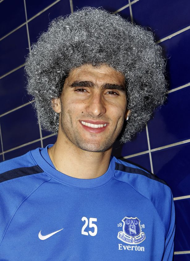 Được bình chọn là cầu thủ dùng... dầu gội tốn nhất, bộ tóc xù của Fellaini trông thật sự ngộ nghĩnh, khó tả và được chủ nhân "trang hoàng" đủ kiểu.