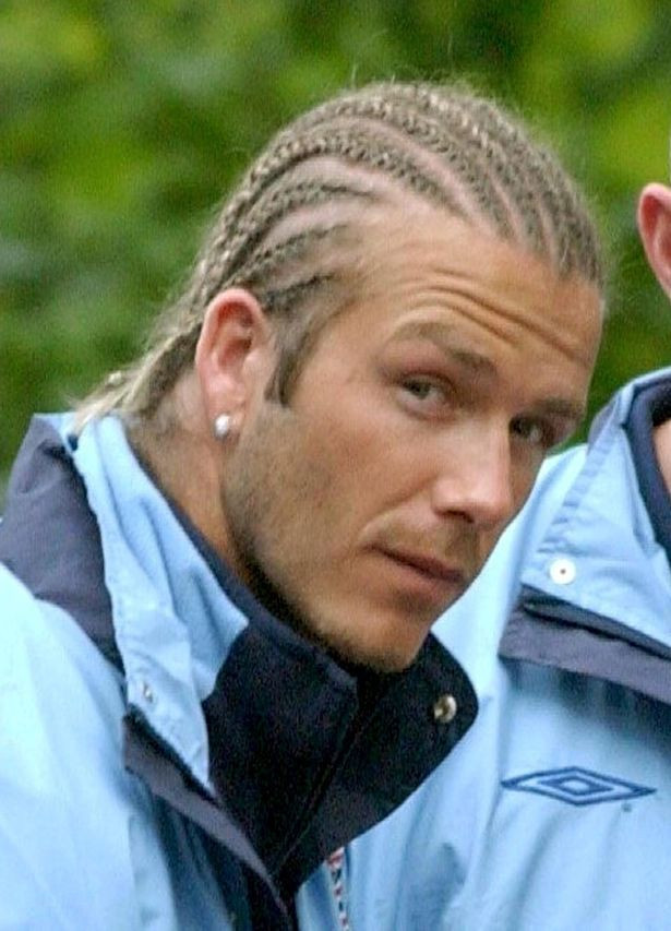 Beckham được mệnh danh là cầu thủ có những bộ tóc thời trang nhất nhưng cũng không tránh khỏi bị liệt vào danh sách có bộ tóc thảm họa với kiểu tết chẳng hợp với anh chút nào.