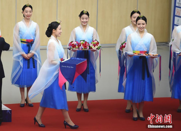 Điều đó cũng dễ hiểu khi được làm tình nguyện viên tại ASIAD 17 lần này, các cô gái trẻ phải trải qua những vòng tuyển chọn khắt khe cả về học vấn, hình thức cũng như khả năng giao tiếp.