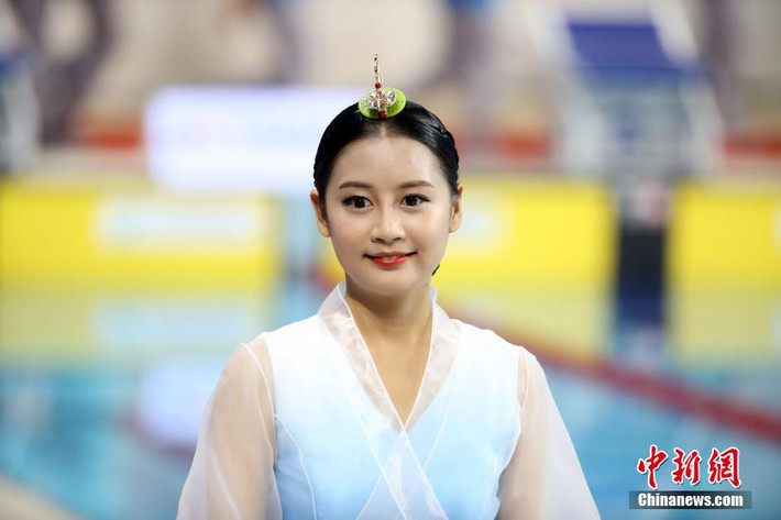 Còn đối với "xứ sở kim chi", nước chủ nhà Hàn Quốc vốn đã nổi tiếng với dàn tình nguyện viên xinh như mộng được báo chí các nước tán thưởng.