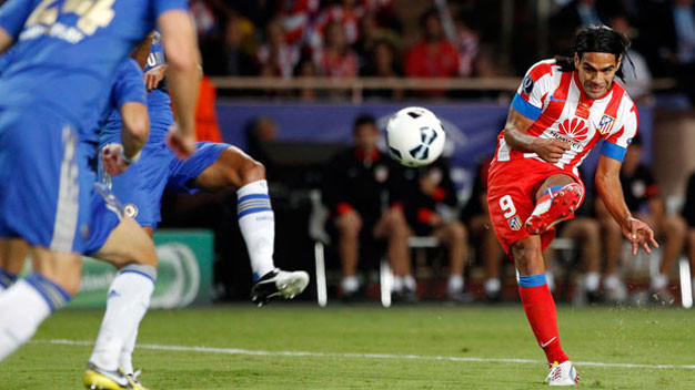 Radamel Falcao là một cầu thủ cực kì đáng sợ trong vòng cấm địa, đặc biệt là những cú sút có cảm giác như búa bổ được thực hiện bằng cả hai chân.