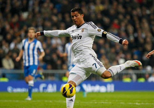 Vốn là cầu thủ thuận chân phải nhưng qua bàn tay của Sir Alex, CR7 đã hoàn thiện cả hai chân và anh là hình ảnh của cầu thủ toàn diện nhất thế giới.