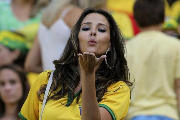 Những fan nữ xinh đẹp của đội tuyển Brazil luôn là những người hút ống kính của cánh phóng viên.