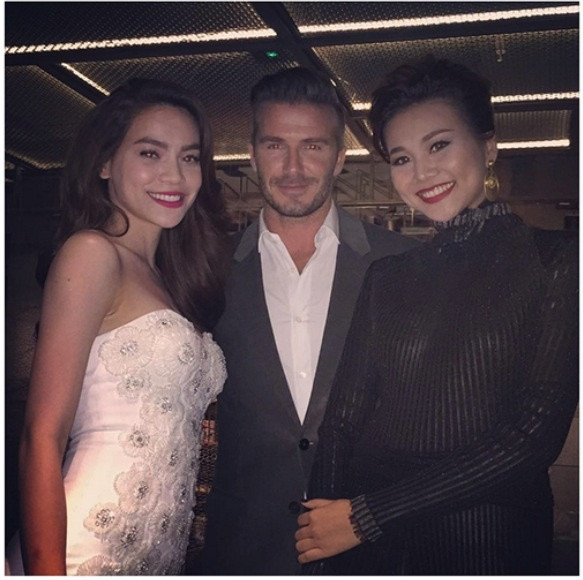 Sau một ngày ở Hà Nội cùng với Tóc Tiên, Becks đã bay vào Sài Gòn. Ở đây, Becks được đón tiếp bởi 2 người đẹp hàng đầu trong giới showbiz Việt đó là ca sĩ Hồ Ngọc Hà và siêu mẫu Thanh Hằng. Hai mỹ nhân của showbiz Việt này cũng có vinh dự ăn tối với Beckham. Ảnh: FB.
