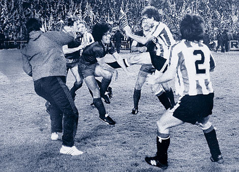World Cup năm 1986, Maradona là nạn nhân khi bị hậu vệ CHDCND Triều Tiên chăm sóc kỹ lưỡng và trận đấu đó Maradona đã bị các cầu thủ CHDCND Triều Tiên bỏ bóng đá người.
